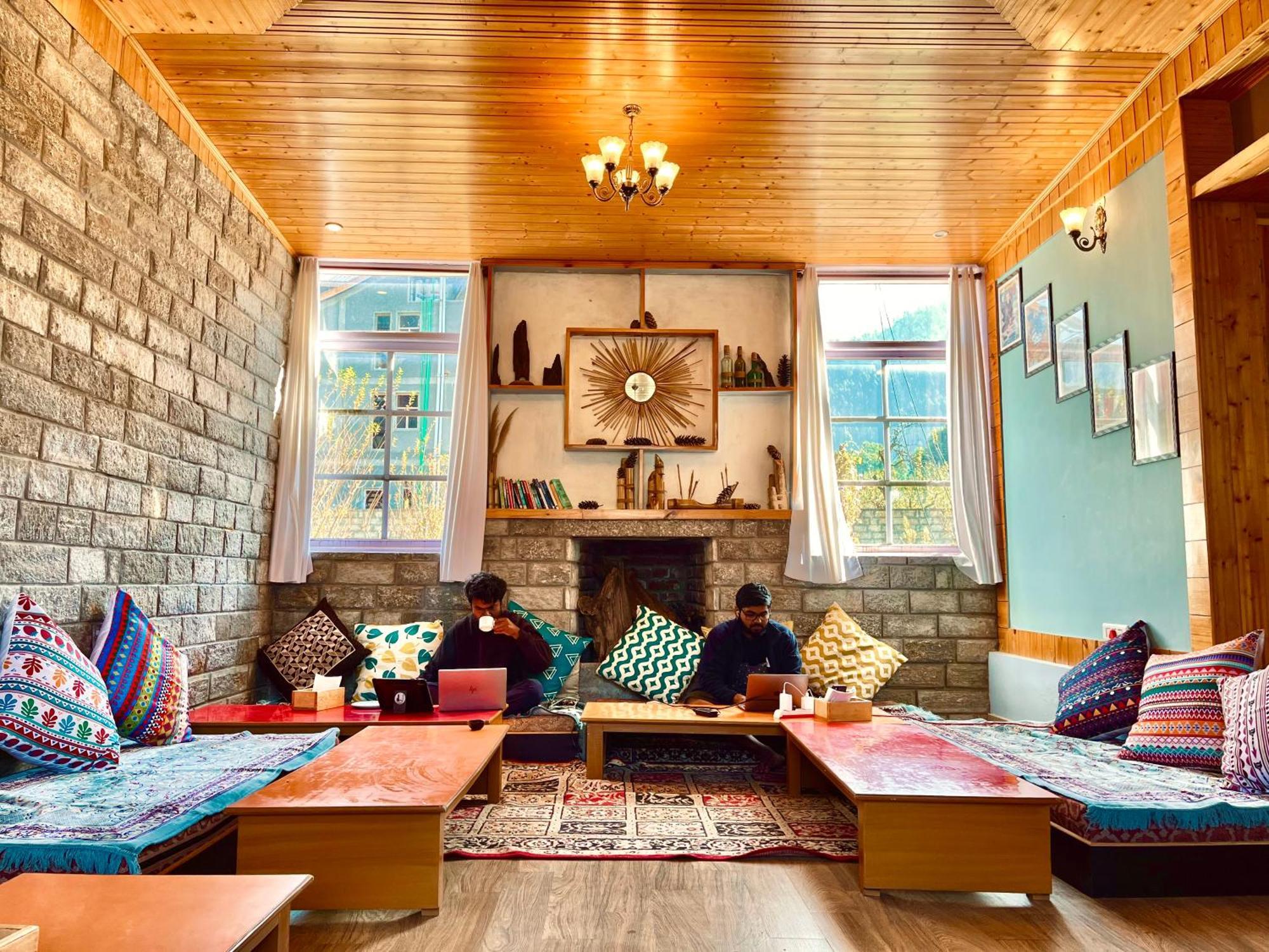 Fluestern Hostel And Cafe Nagar  Экстерьер фото