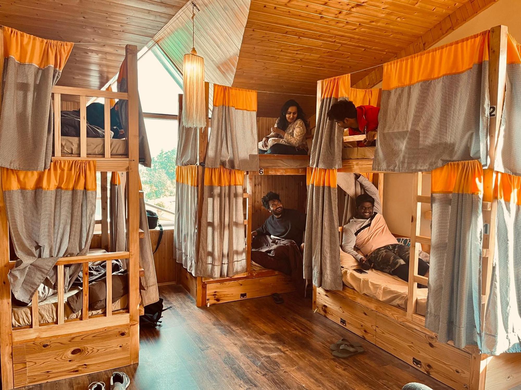 Fluestern Hostel And Cafe Nagar  Экстерьер фото